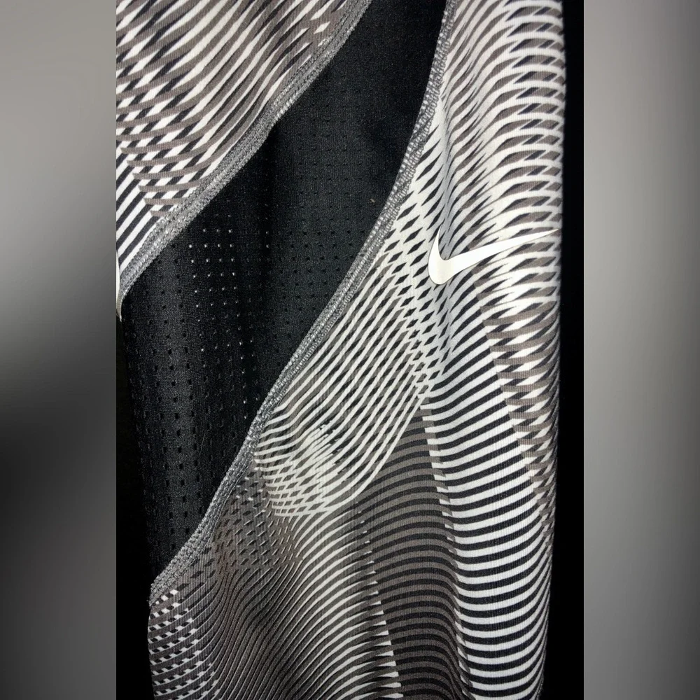 🕸️Nike Pro DriFIT Hypercool Frequency Capri Leggings